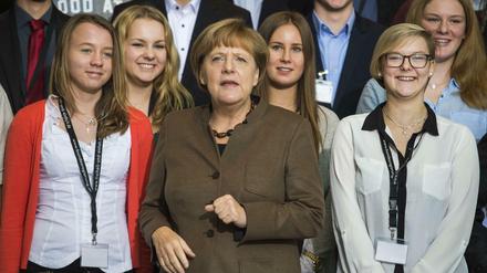 Angela Merkel am Dienstag mit Schülerinnen. Sie sprach über 25 Jahre Deutsche Einheit.