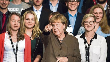 Gruppenbild mit Kanzlerin: Angela Merkel posiert mit Schülern im Bundeskanzleramt. 
