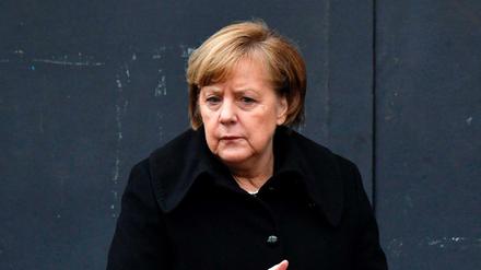 Kanzlerin Angela Merkel vor der Gedächtniskirche am Breitscheidplatz. 