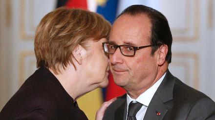 Bundeskanzlerin Angela Merkel und Frankreichs Präsident Francois Hollande bei einem Treffen in Paris.