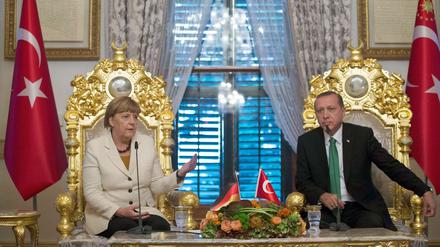 Bundeskanzlerin Angela Merkel traf Staatschef Recep Tayyip Erdogan am Sonntag in Istanbul. 
