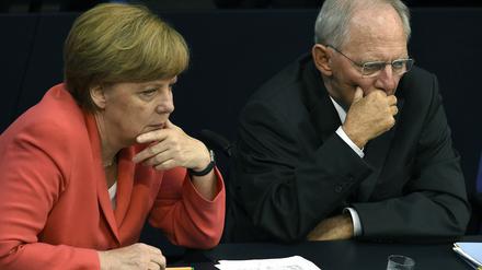 Bundeskanzlerin Angela Merkel und Finanzminister Wolfgang Schäuble während einer Griechenland-Debatte im Bundestag