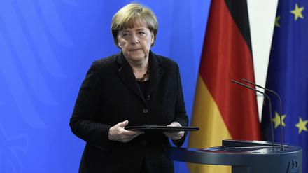 Angela Merkel gab am Samstagmorgen in Berlin sichtlich bewegt ein Statement ab.
