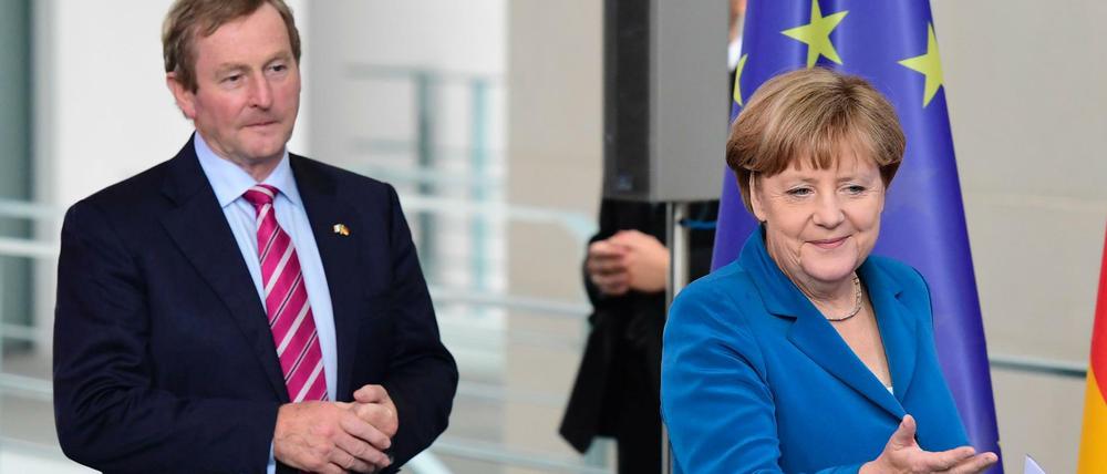 Bundeskanzlerin Angela Merkel trifft mit dem irischen Premierminister Enda Kenny zu einer Pressekonferenz ein.