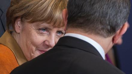 Bundeskanzlerin Merkel im Gespräch mit dem türkischen Ministerpräsidenten Ahmet Davutoglu.