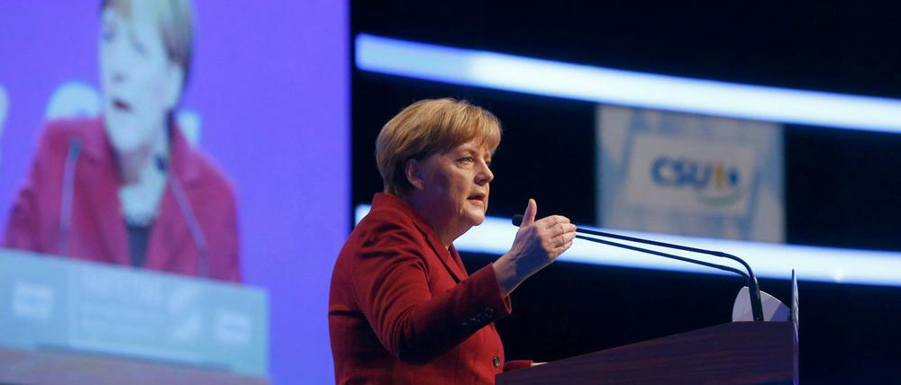 Die Kanzlerin kam - und wurde wenig freundlich aufgenommen. Angelas Merkels Auftritt beim CSU-Parteitag hat Spuren hinterlassen.