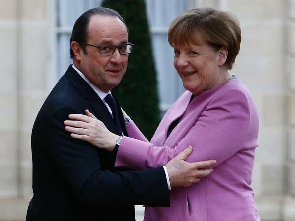 Bundeskanzlerin Angela Merkel bei ihrem Besuch bei den französischen Staatspräsidenten Francois Hollande am Freitag in Paris. 