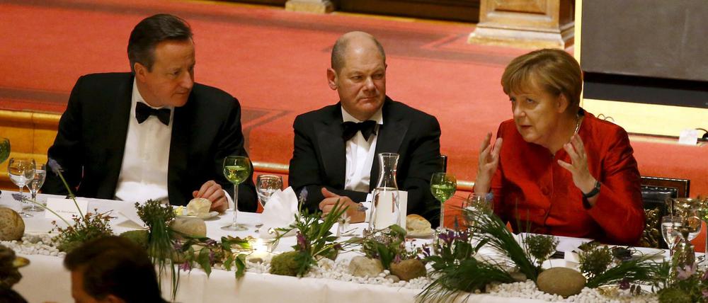 Bundeskanzlerin Angela Merkel, Großbritanniens Premierminister David Cameron und Hamburgs Bürgermeister Olaf Scholz am Freitagabend bei der traditionsreichen "Matthiae-Mahlzeit".