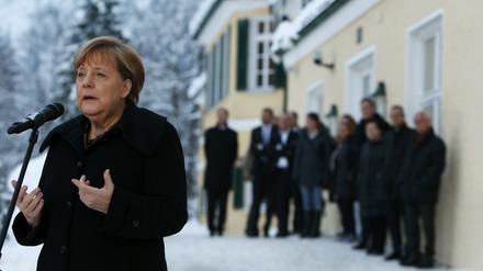 Kanzlerin Angela Merkel gerät durch die Einführung einer Obergrenze für Flüchtlinge in Österreich noch mehr unter Druck.