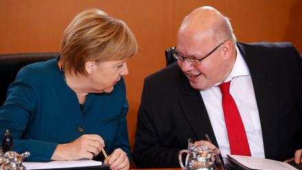 Bundeskanzlerin Angela Merkel und ihr Kanzleramtsminister Peter Altmaier. 