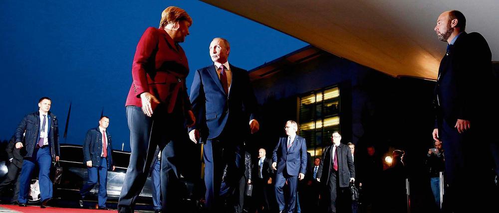 Kanzlerin Angela Merkel und Russlands Präsident Wladimir Putin am Mittwochabend auf dem Weg ins Kanzleramt. 