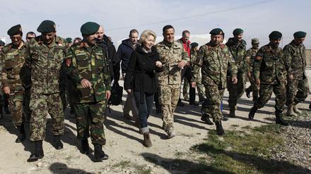 Verteidigungsministerin Ursula von der Leyen mit afghanischen Sicherheitskräften bei Mazar-i-Sharif, Afghanistan. 