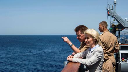 Verteidigungsministerin Ursula von der Leyen (CDU) und Flottillenadmiral Jörg Klein auf dem Marineschiff "Bonn" in der Ägäis zwischen Türkei und Griechenland. 