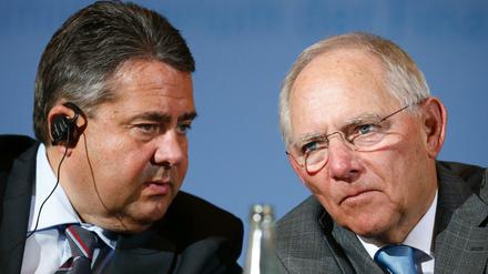 Sigmar Gabriel (l.,SPD) und Wolfgang Schäuble (CDU) sind nicht nur in der Flüchtlingsfrage nicht sehr weit auseinander.