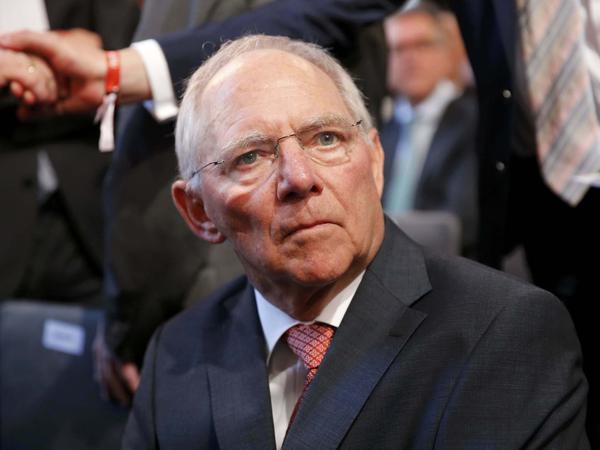 Deutschlands Finanzminister Wolfgang Schäuble hält es für beherrschbar, wenn das Hilfsprogramm für Griechenland am Dienstag ausläuft.