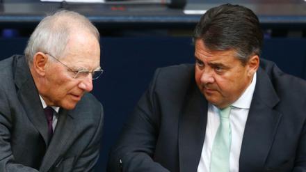Bundesfinanzminister Wolfgang Schäuble (links) hat Mitleid mit Sigmar Gabriel wegen dessen schlechtem Abschneiden bei seiner Wiederwahl als SPD-Chef.