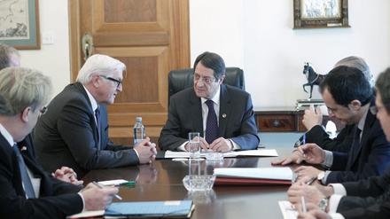 Außenminister Frank-Walter Steinmeier sprach in Zypern auch mit dem griechisch-zyprischen Verhandlungsführer und Präsidenten der Republik Zypern Nicos Anastasiades (Mitte) über den Versöhnungsprozess.