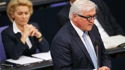 Außenminister Steinmeier, Verteidigungsministerin von der Leyen: Einsatz gegen den IS soll nicht Krieg heißen.