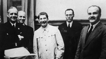 Joachim von Ribbentrop (links), Josef Stalin (Mitte) und Wjatscheslaw Molotow (rechts) am 23. August 1939 im Kreml. 