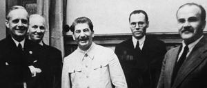 Joachim von Ribbentrop (links), Josef Stalin (Mitte) und Wjatscheslaw Molotow (rechts) am 23. August 1939 im Kreml. 
