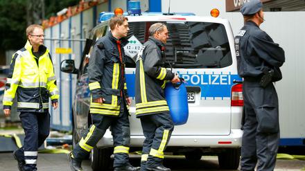 Einsatzkräfte durchsuchen die Kölner Wohnung von Sief H. 