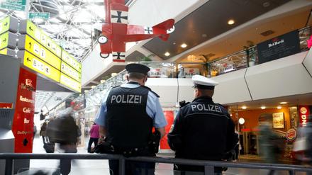 Die Berliner Polizei verstärkte ihre Maßnahmen auf dem Flughafen Tegel. Nach Informationen aus Sicherheitskreisen wollte der festgenommene Jaber Albakr einen Anschlag auf einen Berliner Flughafen verüben.