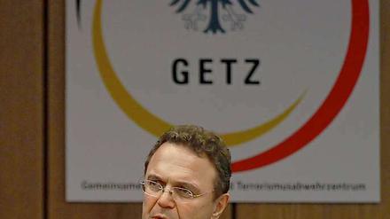 Innenminister Hans-Peter Friedrich (CSU) will nach der Eröffnung des Terrorabwehrzentrums in Köln "auf Augenhöhe" mit den Ländern beraten. 