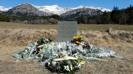 Blumen an dem Gedenkstein für die Opfer des Absturzes der Germanwings-Maschine am 24. März in den französischen Alpen. 