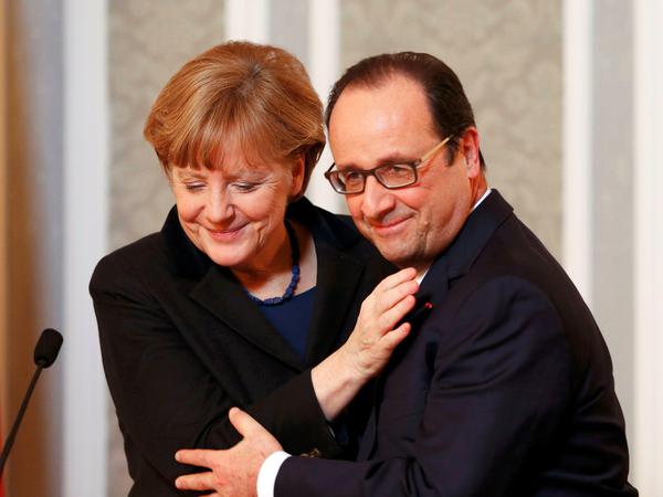 Deutsch-frannzösische Glückseligkeit: Merkel und Hollande haben auf ihrer schwierigen diplomatischen Mission einen Etappensieg errungen.