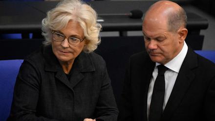 Bundesverteidigungsministerin Christine Lambrecht (L) und Bundeskanzler Olaf Scholz bei einer Debatte über den Bundeshaushalt 2023 im Bundestag am 7. September 2022 in Berlin. 