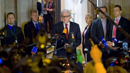 Außenminister Steinmeier berichtet nach dem Krisentreffen in Berlin von kleinen Fortschritten auf der Suche nach einer Waffenruhe in der Ukraine.