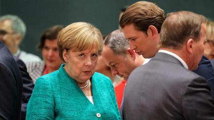 Bundeskanzlerin Angela Merkel spricht mit dem österreichischen Regierungschef Sebastian Kurz beim EU-Gipfel in Brüssel. 