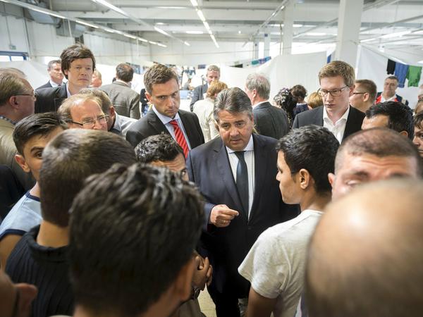 SPD-Chef Sigmar Gabriel hatte am Montag das Flüchtlingsheim in Heidenau besucht.