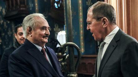 Sergej Lawrow (rechts), Außenminister von Russland, empfängt den libyschen General Khalifa Haftar