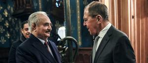 Sergej Lawrow (rechts), Außenminister von Russland, empfängt den libyschen General Khalifa Haftar
