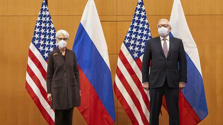 Auf Abstand: Wendy Sherman, stellvertretende US-Außenministerin der USA und und Sergej Rjabkow, Vizeaußenminister von Russland, vor ihrem Treffen in Genf.
