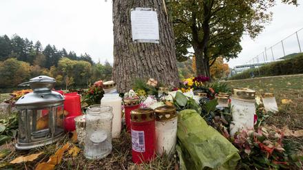 Tatort an der Dreisam. Blumen und Kerzen standen lange Zeit an dem Ort, an dem 16.10.2016 eine getötete Studentin aufgefunden wurde. Was danach über den mutmaßlichen Täter bekannt wurde, beschäftigt das ganze Land über Wochen. 