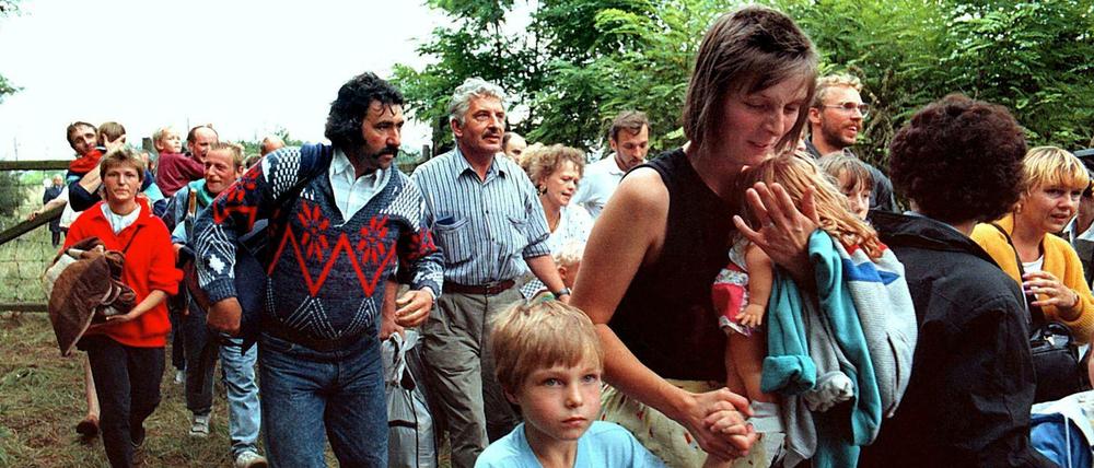 DDR-Flüchtlinge mit ihren Kindern gehen durch das geöffnete Grenztor von Ungarn aus nach Österreich (Archivbild vom 19.08.1989). Sie nutzten damals ein paneuropäisches Picknick an der ungarisch-österreichischen Grenze, bei dem ein Grenztor symbolisch geöffnet wurde, zur Flucht in den Westen. 