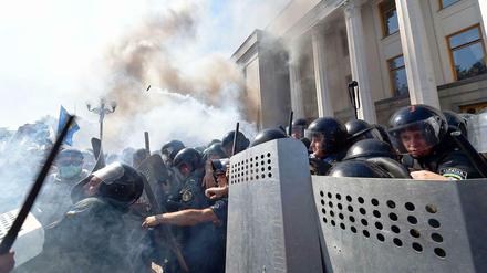 Vor dem Parlament in Kiew kam es nach dem Votum zu schweren Ausschreitungen.