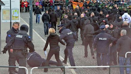 Bei einer Demonstration in Weimar wurden im Februar Polizisten von Rechten attackiert.