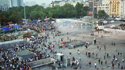 Sommer 2013: Die Polizei geht mit Wasserwerfern gegen die Demonstranten am Gezi-Park vor.