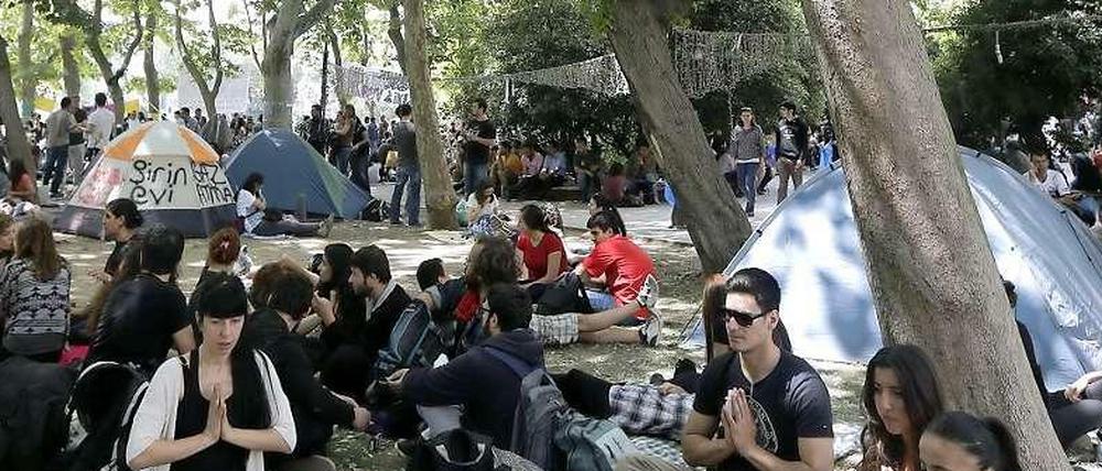 Sieht aus wie ein esoterisches Sommercamp, könnte dem Ministerpräsidenten aber gefährlich werden: Die Proteste im türkischen Gezi-Park. 
