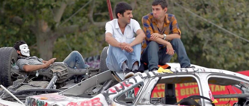 Autowracks am Zugang zum Gezi-Park in Istanbul