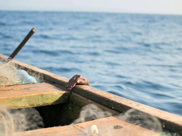 In Not. Der ghanaische Fischer Joshua Akaa muss von seiner Piroge ins Wasser, um das Netz zu entwirren. 