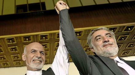 Einigung. Die früheren Minister Aschraf Ghani (links) und Abdullah Abdullah haben eine Vereinbarung über die Bildung einer Regierung der nationalen Einheit getroffen. Das Foto entstand im vergangenen Juli.
