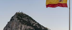 Eine spanische Fahne weht am Grenzüberganz zwischen dem spanischen La Linea de la Conception und Gibraltar. 
