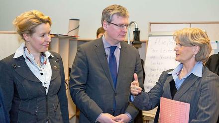 Bezirksstadträtin Franziska Giffey (SPD), EU-Sozialkommissar Laszlo Andor und die stellvertretende Landesvorsitzende der Berliner SPD, Barbara Loth, (v.l.n.r.).