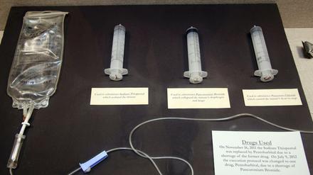 Im Gefängnis-Museum von Texas in Huntsville (USA) werden die drei chemischen Komponenten ausgestellt, die für tödliche Injektionen bei Hinrichtungen zwischen 1982 und 2012 verwendet wurden.