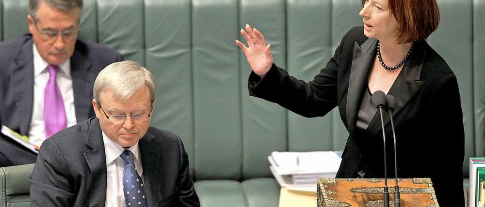 Kevin Rudd (l.) war den Tränen nah, nachdem er abgetreten war. Julia Gillard wollte dem "Absturz" nicht mehr zusehen, sagte die neue Premierministerin.