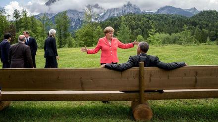 Angela Merkel und Barack Obama in Elmau. Das Bild der beiden ist jetzt schon ikonisch für den Gipfel. Auch im Internet fand der Schnappschuss Anklang: Unter dem Hashtag #Merkelmeme posteten Twitter-Nutzer mögliche Dialoge zwischen Barack und Angie. Hier die fünf lustigsten Memes. 